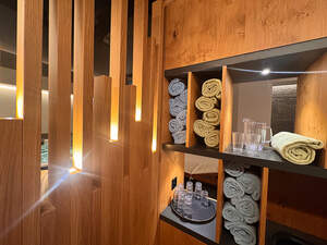 Spa-Bereich mit Whirlpool und Sauna