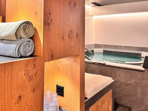 Spa-Bereich mit Whirlpool und Sauna