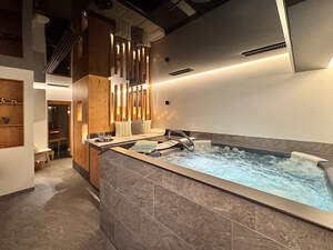 Spa-Bereich mit Whirlpool und Sauna