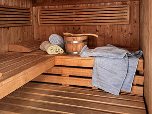 Spa-Bereich mit Whirlpool und Sauna